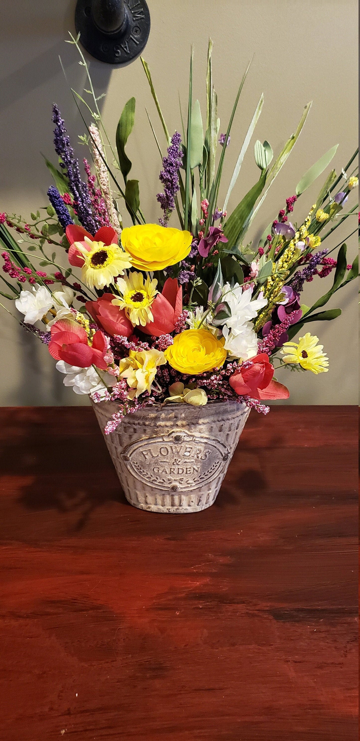 Pink "vintage" flower wall basket | Spring shabby chic floral arrangement